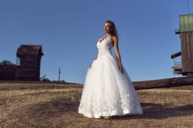 Ukrayna doğasında genç bir kadın