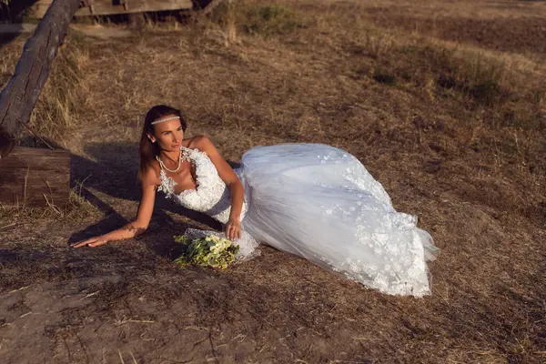 Ukrayna doğasında genç bir kadın