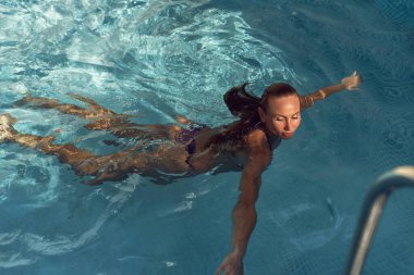 Otelde tatilde olan bir kadın.