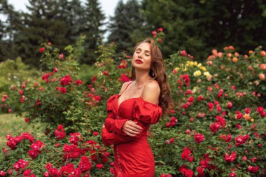 Parkta genç bir kadınla yürüyorum.