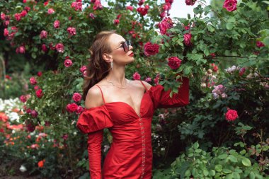 Parkta genç bir kadınla yürüyorum.