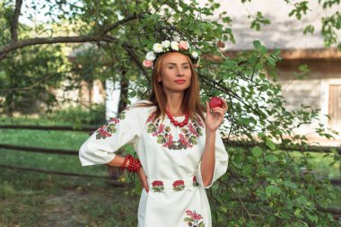 Ukrayna doğasında genç bir kadın