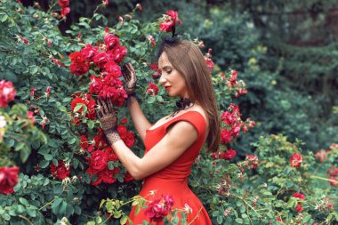 Parkta genç bir kadınla yürüyorum.