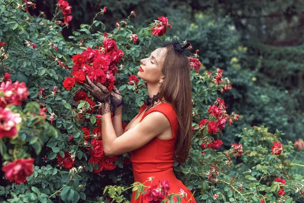 Parkta genç bir kadınla yürüyorum.