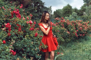 Parkta genç bir kadınla yürüyorum.