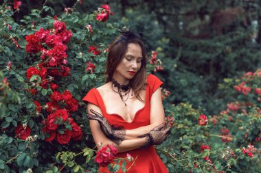 Parkta genç bir kadınla yürüyorum.