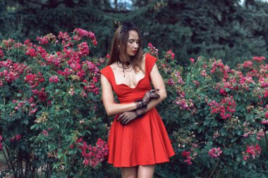 Parkta genç bir kadınla yürüyorum.