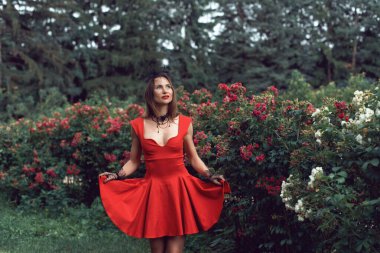 Parkta genç bir kadınla yürüyorum.