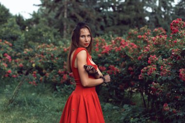 Parkta genç bir kadınla yürüyorum.