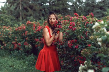 Parkta genç bir kadınla yürüyorum.