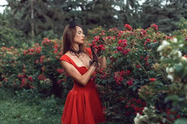 Parkta genç bir kadınla yürüyorum.