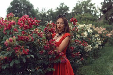 Parkta genç bir kadınla yürüyorum.