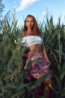 Genç bir kadınla güzel yerlere gitmek.