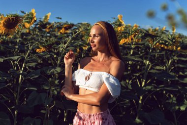 Genç bir kadınla güzel yerlere gitmek.