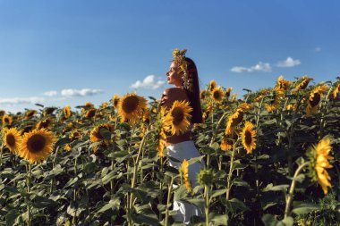 Genç bir kadınla güzel yerlere gitmek.