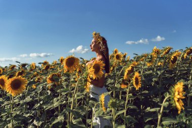 Genç bir kadınla güzel yerlere gitmek.