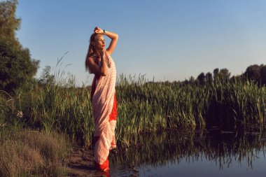 Hint tarzı giyinmiş genç bir kadın.