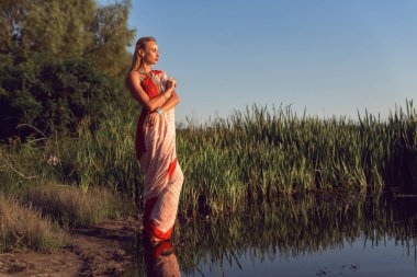 Hint tarzı giyinmiş genç bir kadın.