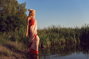 Hint tarzı giyinmiş genç bir kadın.