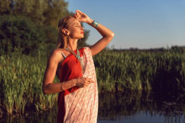 Hint tarzı giyinmiş genç bir kadın.