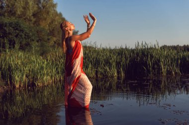 Hint tarzı giyinmiş genç bir kadın.