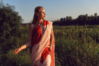 Hint tarzı giyinmiş genç bir kadın.
