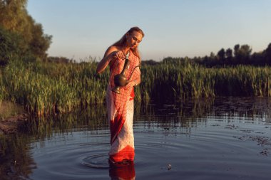 Hint tarzı giyinmiş genç bir kadın.