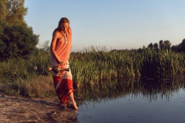 Hint tarzı giyinmiş genç bir kadın.