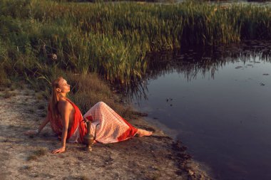 Hint tarzı giyinmiş genç bir kadın.