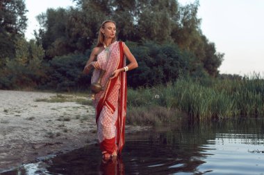 Hint tarzı giyinmiş genç bir kadın.