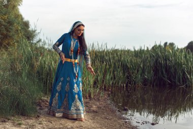 Hint tarzı giyinmiş esmer bir kadın.