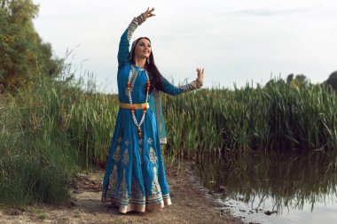 Hint tarzı giyinmiş esmer bir kadın.