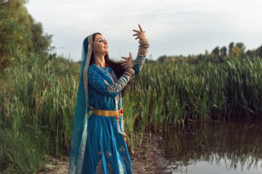 Hint tarzı giyinmiş esmer bir kadın.