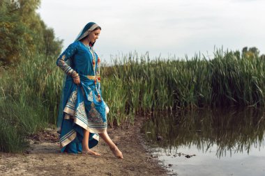 Hint tarzı giyinmiş esmer bir kadın.