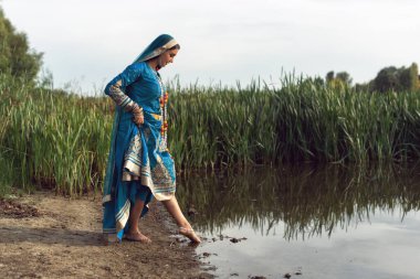 Hint tarzı giyinmiş esmer bir kadın.