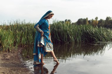 Hint tarzı giyinmiş esmer bir kadın.