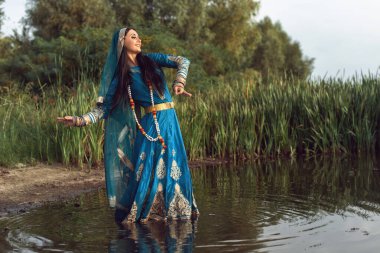 Hint tarzı giyinmiş esmer bir kadın.