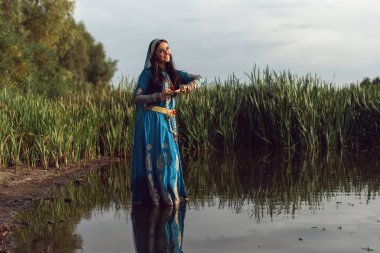 Hint tarzı giyinmiş esmer bir kadın.