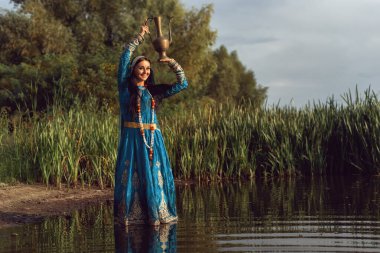 Hint tarzı giyinmiş esmer bir kadın.