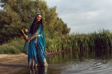 Hint tarzı giyinmiş esmer bir kadın.