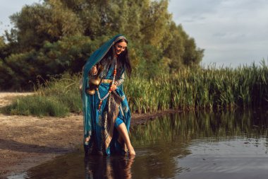 Hint tarzı giyinmiş esmer bir kadın.