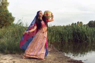 Hint tarzı giyinmiş esmer bir kadın.