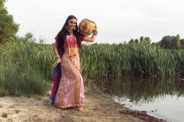 Hint tarzı giyinmiş esmer bir kadın.