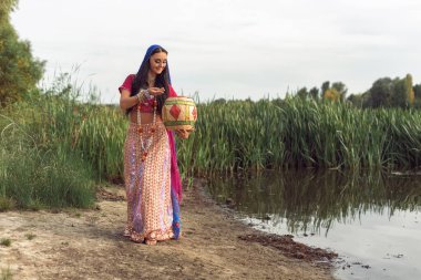 Hint tarzı giyinmiş esmer bir kadın.