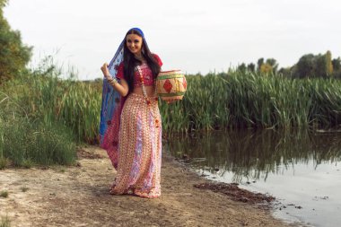 Hint tarzı giyinmiş esmer bir kadın.