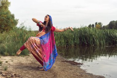 Hint tarzı giyinmiş esmer bir kadın.