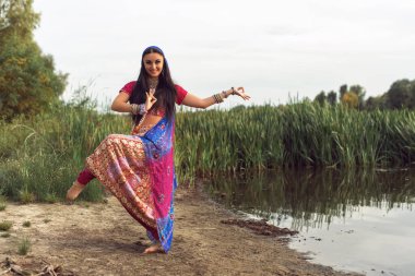 Hint tarzı giyinmiş esmer bir kadın.