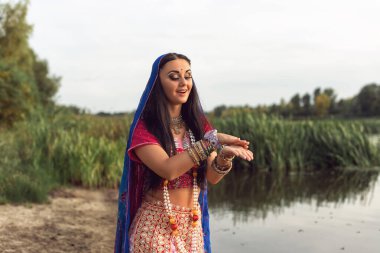 Hint tarzı giyinmiş esmer bir kadın.