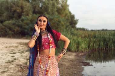 Hint tarzı giyinmiş esmer bir kadın.