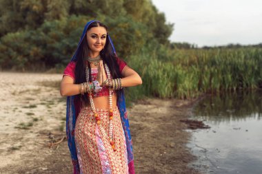 Hint tarzı giyinmiş esmer bir kadın.